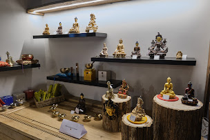 Photo n°14 de Les Grandes Terres Karma Maha Meru Ling à Francheville (Centre de yoga)