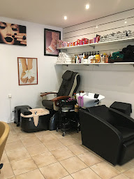Photo n°6 de PHIL BEAUTÉ Coiffure Afro-Européen, barber & Onglerie (Nail Bar) à Ablon-sur-Seine (Magasin de perruques)
