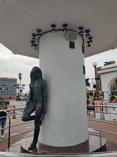Parking Zone1 -Selena Memorial Statue - Thumbnail