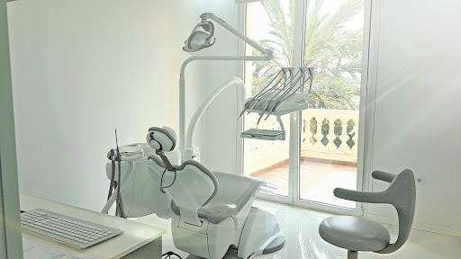 Dr. Manuel Román - Clínica dental Málaga - Thumbnail