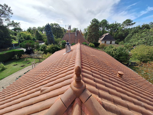 Photo de Julian RUINET Couvreur Zingueur Charpentier à Sainte-Terre (33350)