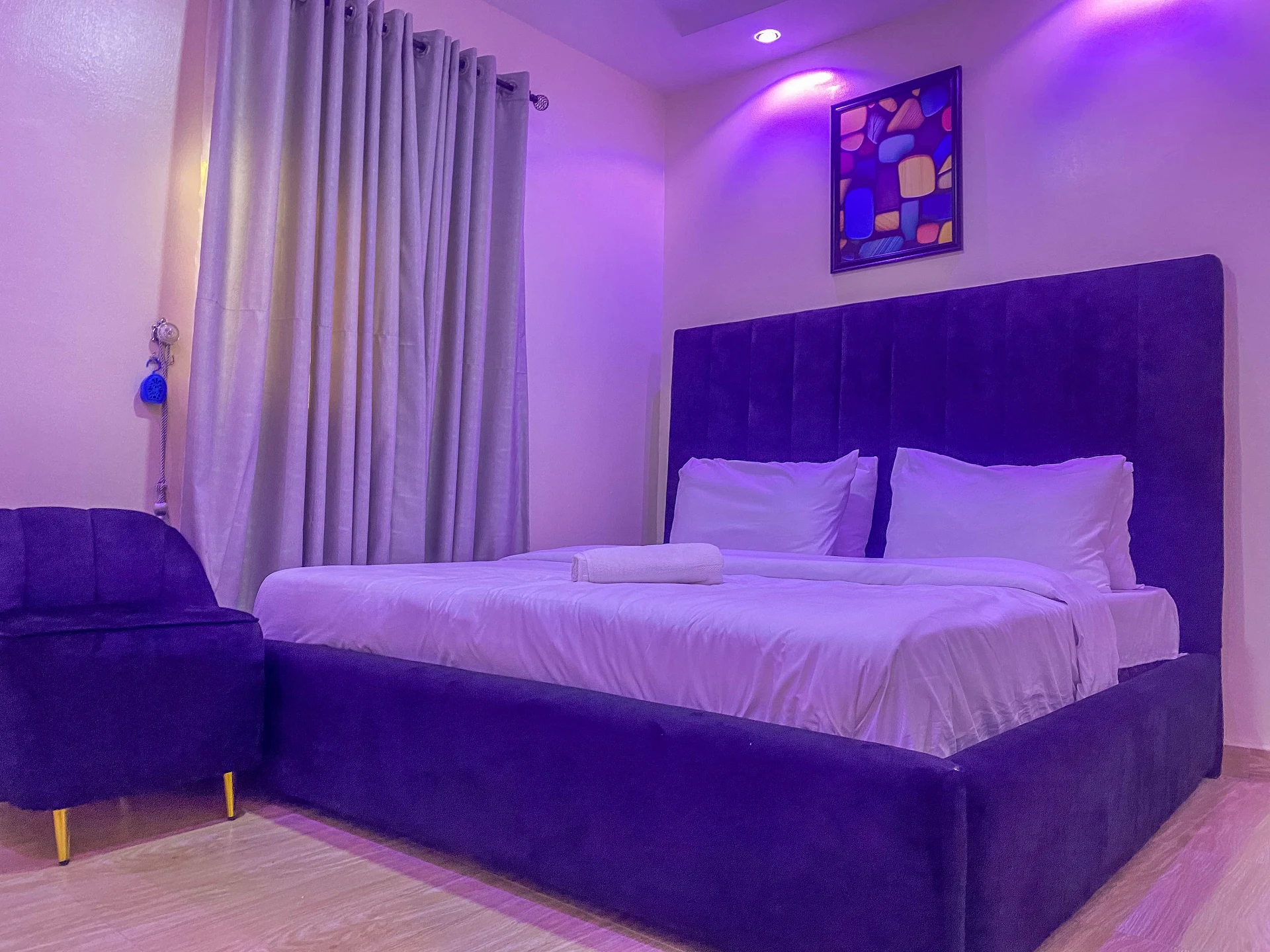 EXPECTANT HOTEL & LOUNGE