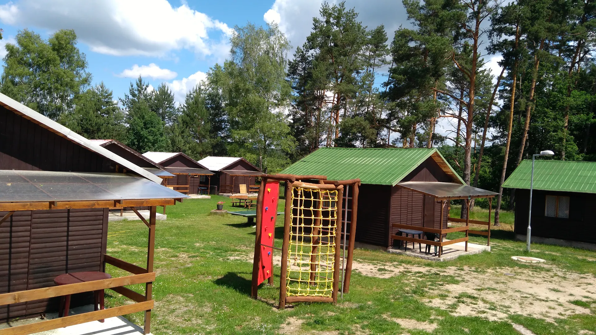 Chatová osada Čtyřlístek u Máchova jezera