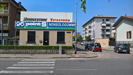 Nonsoloauto S.a.s | Servizio Gomme Gallery - Italy