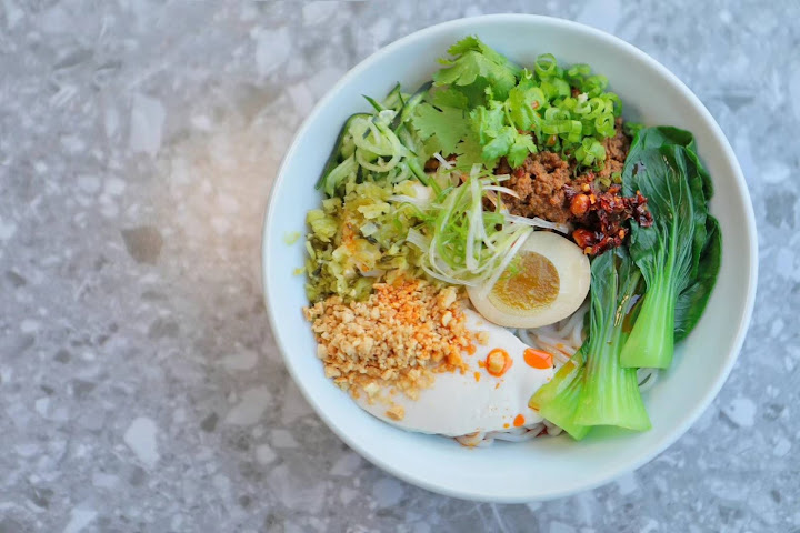 Sofun noodle bar by null