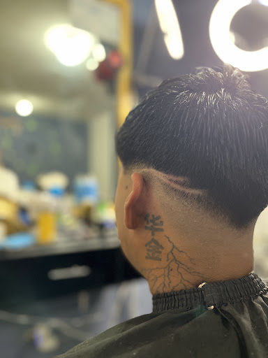 BARBERS STUDIO BLACK SHARK