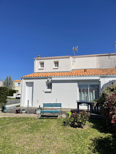 Photo de ADMH 17 - RAVALEMENT FAÇADE / TOITURE à Sainte-Gemme (17250)