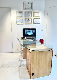 Photo n°6 de Dr Sylvie COHEN-TANUGI - Chirurgien Dentiste - Implant - Prothèse en céramique - Esthétique Dentaire - Blanchiment - Paris 5 à Paris (Service de blanchiment des dents)