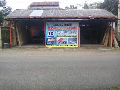 Photos of UD Trubus Baja Ringan