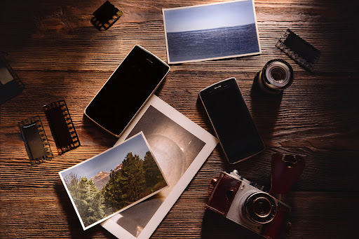 Vos photos méritent mieux qu'un écran de téléphone !

Depuis votre téléphone, votre carte mémoire ou votre pellicule argentique, nous imprimons vos souvenirs avec la précision d'un labo professionnel.

Nous réalisons :
• Tirages photo depuis supports numériques (téléphone, carte SD…) sur Noritsu Green III
• Grands formats jusqu'à 44'' sur traceur Epson SureColor P7500
• Développement et tirage argentique
• Copies et reproductions de photos anciennes

Des couleurs fidèles, un rendu durable, un résultat que vous ne pourrez pas obtenir chez vous. Venez nous rendre visite ou contactez-nous pour en savoir plus.