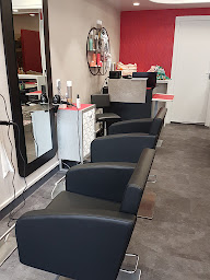 Photo n°4 de LA PAUSE COIFFURE sarl autunite coiffure à Autun (Salon de coiffure)