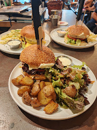 Photo n°15 de MADE IN LOIRE Restaurant/Epicerie Fine (pas de réservation en ligne) à Beaugency (Bar à vin)