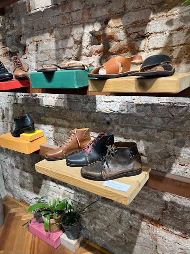 ZAPATERÍA - ZAPATOS HECHOS A MANO EN BARCELONA -Caboclo Brasil- Ethically hand made leather shoes - Thumbnail