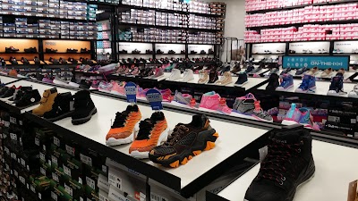 SKECHERS Warehouse Outlet