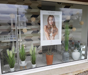 Photo n°5 de Le Salon de Chloé à Locoal-Mendon (Salon de coiffure)