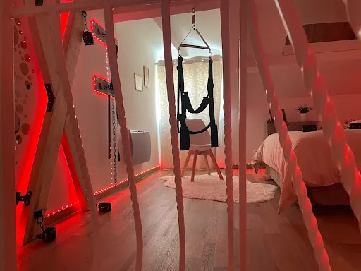 Photo de Créateur de Désirs : Love Room 91, Sexe Room, Gîte Coquin, Love hôtel, Piscine, proche Paris, Essonne, Île-de-France à Bruyères-le-Châtel (91680)