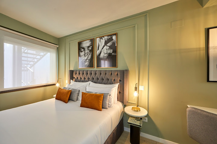 L & H Latina by null