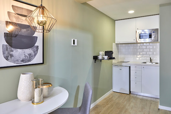 L & H Latina by null