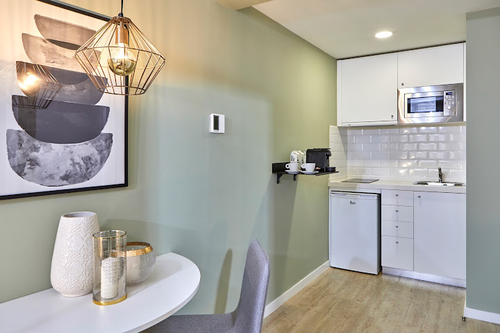 L & H Latina by null