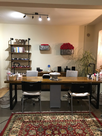 ART CENTER NAILS & MORE