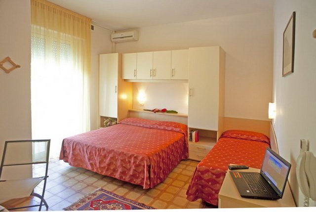 Hotel Carlo Rimini*** Direttamente sul Mare!