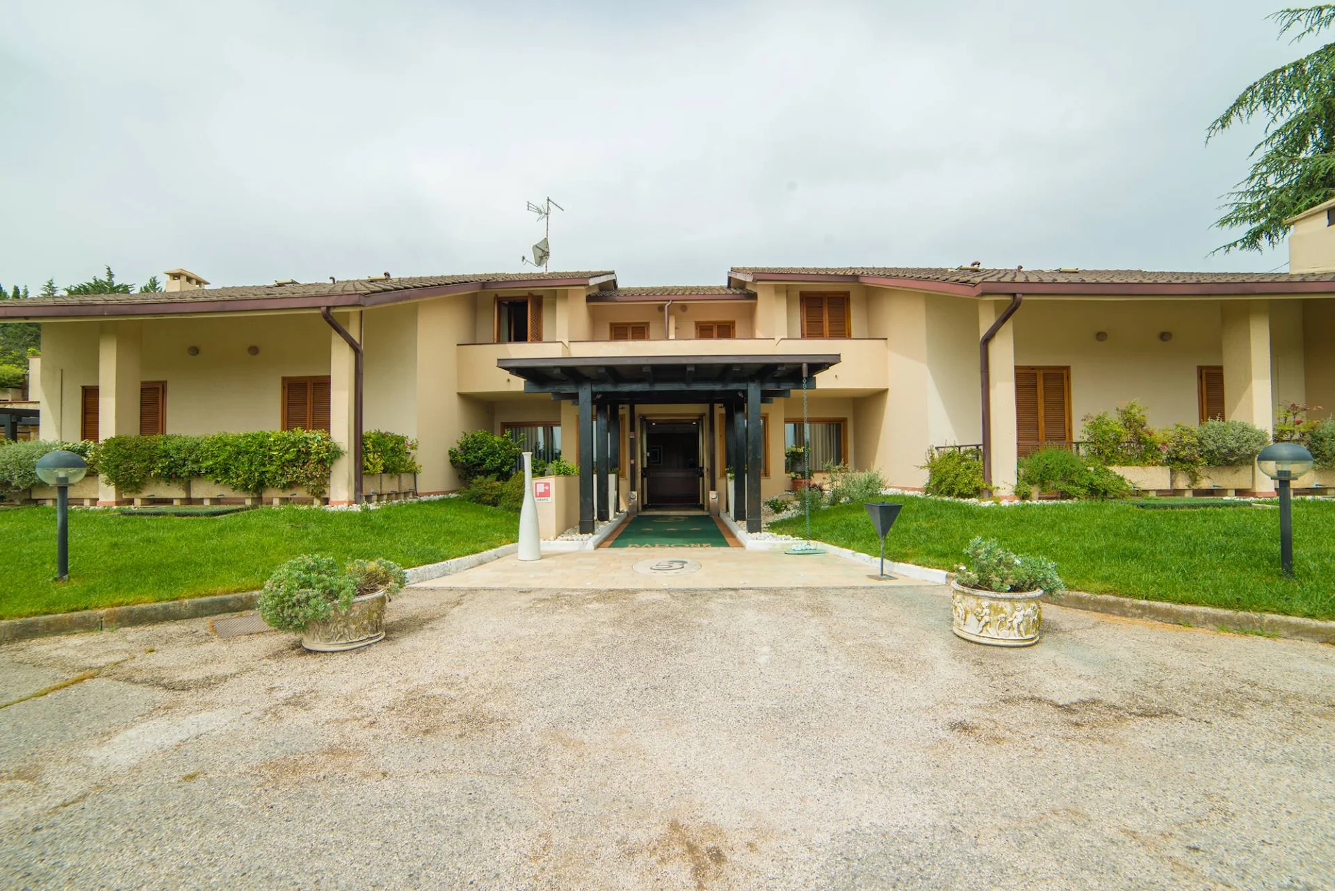 MONTEBELLO PARK HOTEL