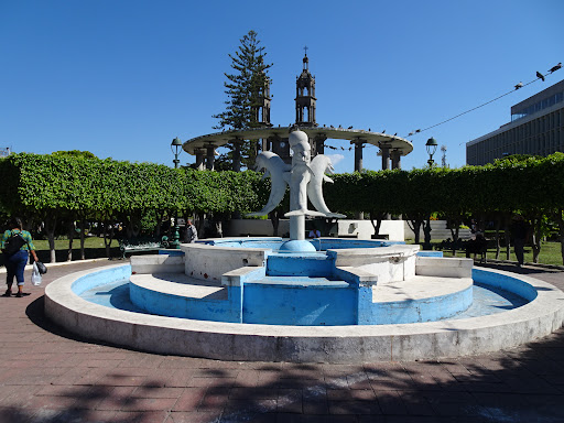 Fuente Los 3 Delfines Logo