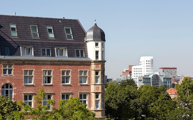 THE RED - Premium Boardinghouse