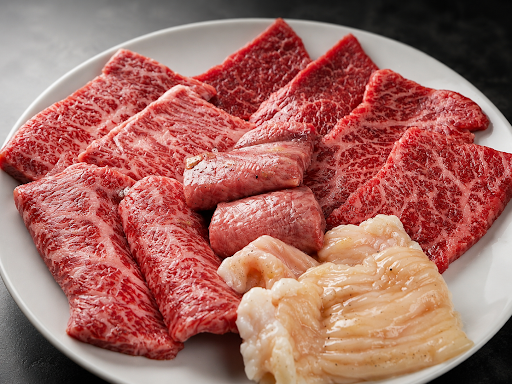 こんにちは！焼肉宝来 恵比寿です。

「いろいろな部位を少しずつ楽しみたい」
「その日のおすすめを気軽に味わいたい」

そんな方には、当店の「おまかせコース」がおすすめです。

和牛肉やホルモンを中心に、塩で味わうお肉、タレで楽しむお肉など、部位ごとのおいしさをバランスよく楽しめる内容となっております。

最初の一皿から最後まで、焼肉の楽しさをしっかり感じていただけるコースです。

ご友人とのお食事やデート、仕事帰りのご褒美焼肉にもぴったりです。

恵比寿で「今日はおいしい焼肉をゆっくり楽しみたい」と思った際は、ぜひ焼肉宝来 恵比寿へお越しください。

皆様のご来店を心よりお待ちしております。

Hello from Yakiniku Horai Ebisu!

Our Omakase Course is perfect for those who want to enjoy a variety of Wagyu beef and horumon in one meal. Experience different cuts, flavors, and textures in a relaxed yakiniku dining setting near Ebisu Station.