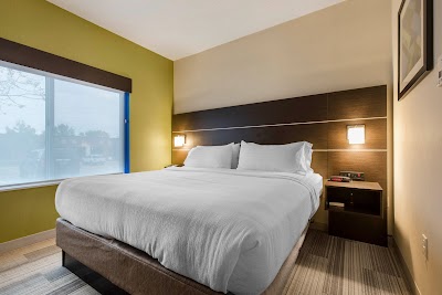 Holiday Inn Express & Suites St Charles