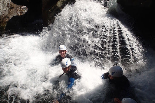 canyoning spéléo et raquettes Pyrénées autrement