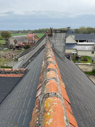 Photo de WM HABITAT SAUMUR THOUARS | Démoussage de toiture, Couvreur, Gouttières, Nettoyage façades et traces rouges à Louzy (79100)