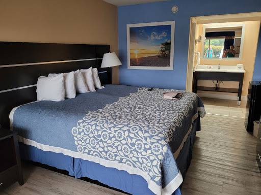 Days Inn by Wyndham Fort Myers Springs Resort - Thumbnail