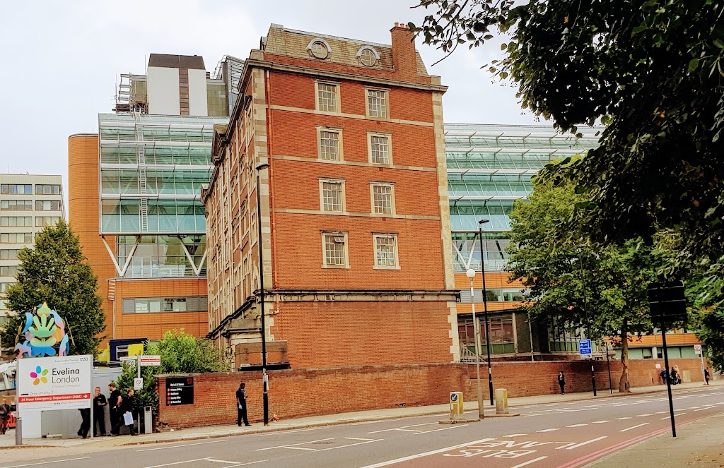 Восьмиэтажный госпиталь в Лондоне. Детская больница Лондон. Больница на лондонском улице. Эджвер больница в Лондоне.
