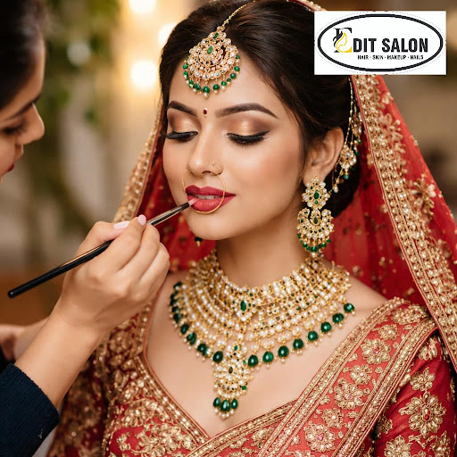 Your bridal look is complete only when your makeup, outfit, and jewellery are perfectly in harmon…