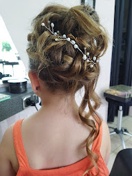 Photo n°3 de Salon Valérie -coiffure cheveux mi long ,wavy ,coiffure mariage, coiffure tendance, balayage ,ombré hair à Sainte-Tulle (Organisateur de mariages)