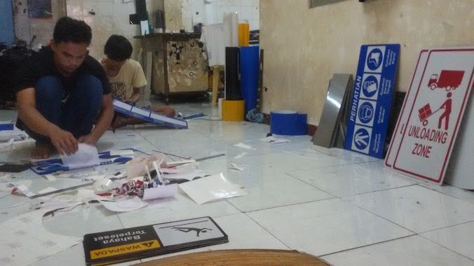 Production of traffic signs, Author: Produksi Rambu-Rambu Lalulintas