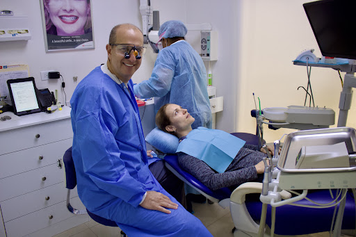 Dr. Bernardo Lukowiecki - Diseño De Sonrisa - Implantes Dentales