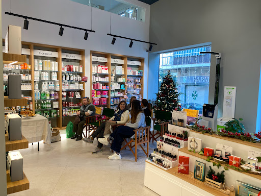 Farmacia Villafuerte Ldos. Luis y Marta Espinosa González. Especialistas en Cosmética, Fórmulas - Thumbnail