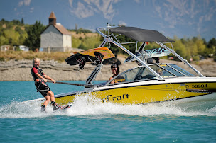 Photo n°13 de NAUTIC B - Ecole de Surf foil / Wake foil/ Wakeboard/ Ski Nautique & Bouée Tractée Serre Ponçon à Chorges (Professeur de ski nautique)