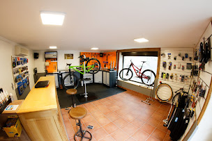 Photo n°2 de Répare-Bike - Réparation vélo mobile et magasin à Échalas (Magasin de réparation de vélos)