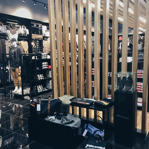 Boutique WLKN - Oshawa Centre - Thumbnail