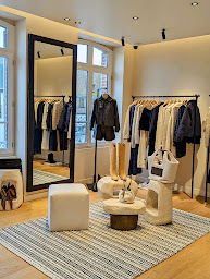 Photo n°6 de ba&sh - Deauville à Deauville (Magasin de chaussures)