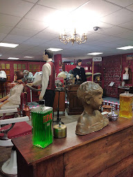 Photo n°28 de Musée Insolite du Coiffeur Barbier. à Gramat (Musée)