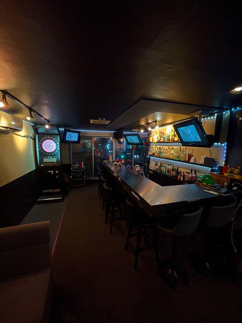 ダーツ&カラオケが置いてある Bar ST