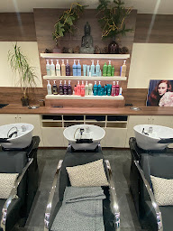 Photo n°15 de RACINE Salonspa AVEDA | CC E.Leclerc Bayeux | Coiffeur Coloriste & Barbier à Bayeux (Barbier)