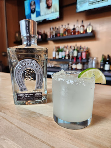 FINS Kitchen & Bar by null