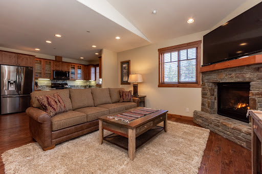 Julie Thompson, Mammoth Sierra Properties - Thumbnail
