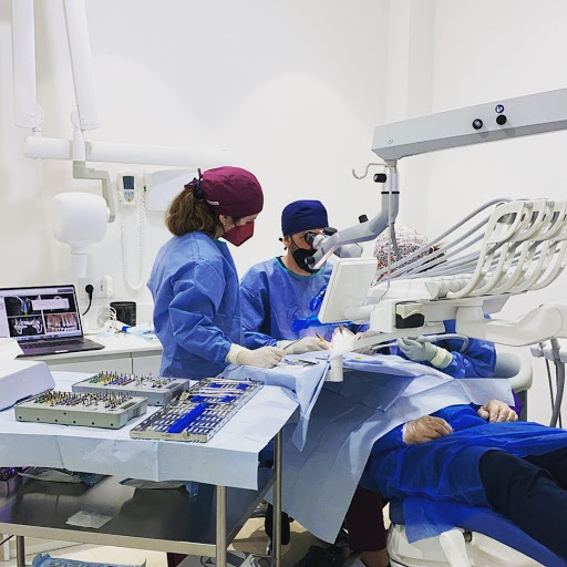 Clínica Dental Castañares, dentista Villanueva de Córdoba,implantes dentales,