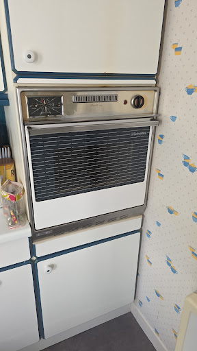 Même les plus anciens appareils méritent une seconde vie ! 🛠️

Intervention sur ce magnifique four encastrable Scholtès vintage d'époque. Chez Pulsat, nous mettons un point d'honneur à réparer et entretenir vos équipements, quel que soit leur âge.

Pourquoi remplacer quand on peut réparer ?

Savoir-faire et diagnostic précis

Démarche écoresponsable

Service de proximité et de confiance

Un problème avec votre électroménager ? Faites appel au vrai service de proximité !

📍 Contactez votre magasin Pulsat Lapalisse et Cusset pour prendre rendez-vous.